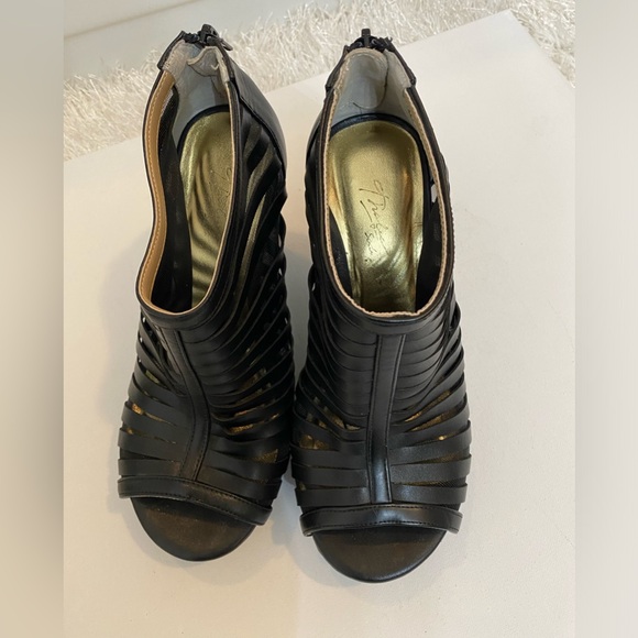 Thalia Sodi Women heel pump. Thalia sodi size 8. Beautiful design, elegant looks - Picture 5 of 6